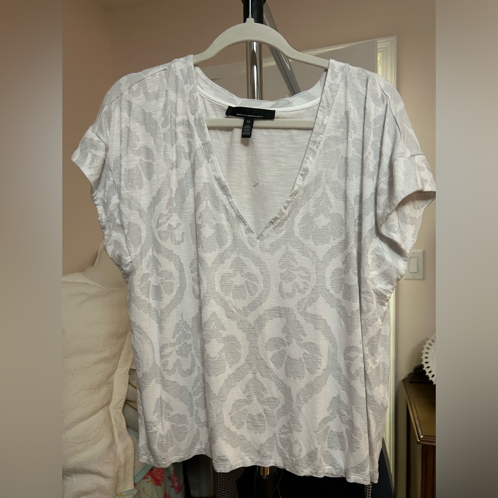 White House Black Market Size Xl White And Silver Printed Tee